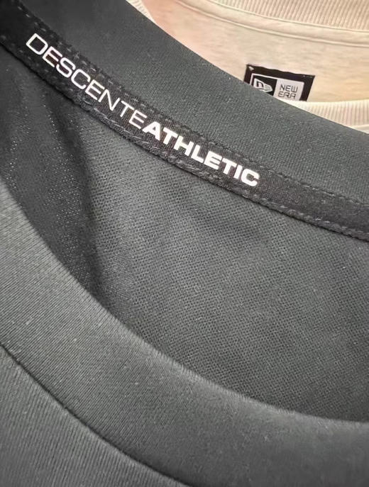 原单正品迪桑特 针织 运动圆领长袖
吊牌三标齐全
哑光黑 
尺码：M L XL XXL XXXL 商品图3