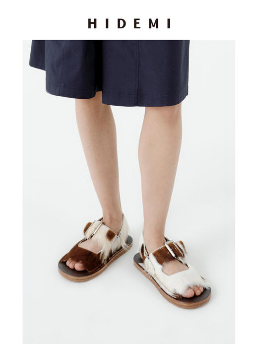 HIDEMI 进口牛毛动物纹系列金属扣大脚板中厚底设计感怪诞凉鞋 商品图5