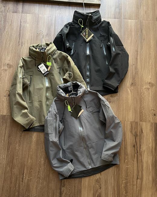 点此购买 始祖鸟春秋季男女款军鸟防风防水硬壳冲锋衣外套 xj 312388 商品图0