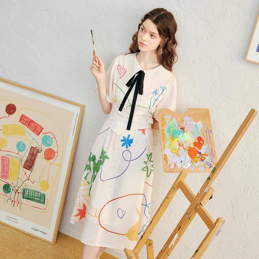 两三事 魔法绘笔 2025春季新款文艺风手绘印花腰封系带连衣裙 商品图2