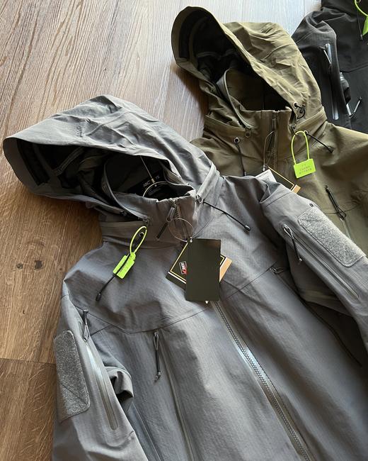 点此购买 始祖鸟春秋季男女款军鸟防风防水硬壳冲锋衣外套 xj 312388 商品图9