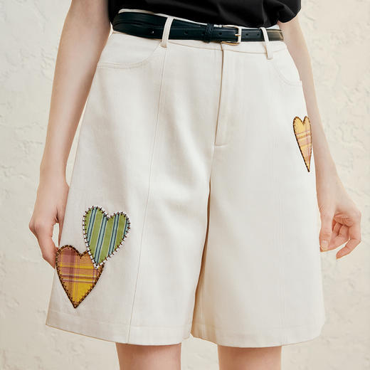 两三事 童心可证 2025春季新款百搭格子布爱心贴布绣高腰短裤女 商品图2