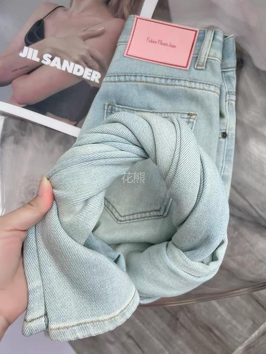 【小粉牌月光蓝牛仔裤】最软的牛仔裤!日常搭配衬衫/T恤也能轻松get时髦感 直筒长裤版型，修饰腿型，显腿长 纹理顺滑，不勾丝不闷热，清洗十分方便 商品图4