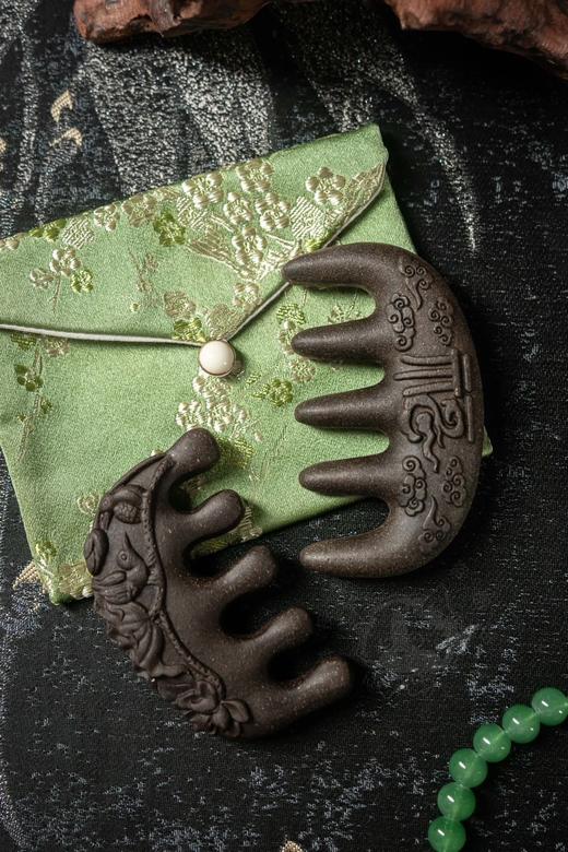 非遗大师手作❗️【非遗古法何首乌合香梳】非遗传承人曾建全老师亲自合香~模拟人手指压设计，圆头梳齿，保护头皮✅一梳多用，头部+颈肩+四肢+关节梳通按摩刮痧！ 商品图4