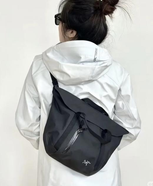 点此购买 始祖鸟男女款单肩斜挎手提信封邮差包 xj 312378 商品图3