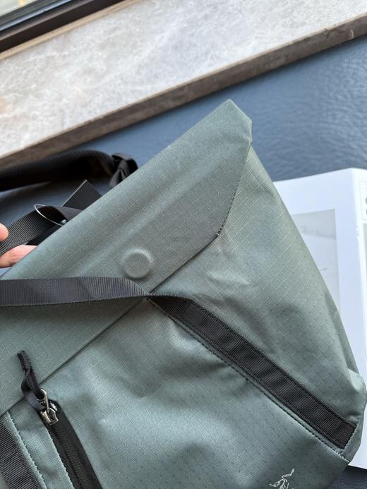 点此购买 始祖鸟男女款单肩斜挎手提信封邮差包 xj 312378 商品图14