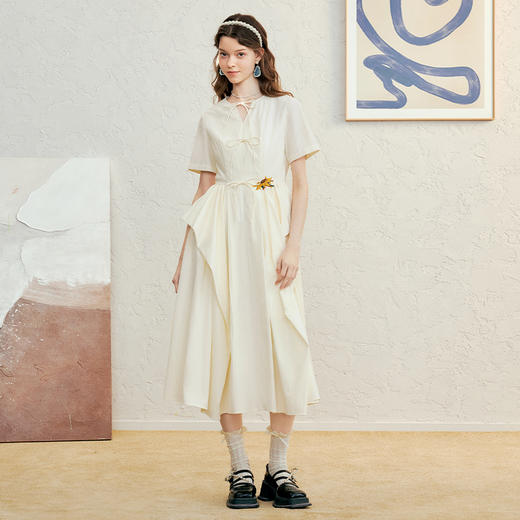两三事 巴黎午后 2025春季新款小清新向日葵绣花绑带a字连衣裙 商品图1