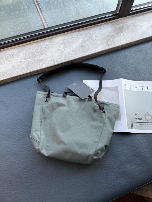 点此购买 始祖鸟男女款单肩斜挎手提信封邮差包 xj 312378 商品图11