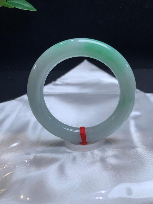 612483，54.8 甜绿底圆条手镯，条形好，整体很秀气干净，带一截甜绿色 商品图1