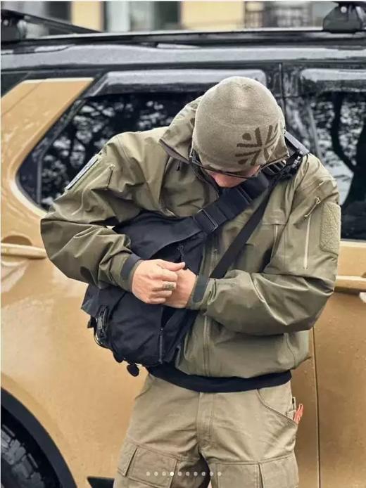 点此购买 始祖鸟春秋季男女款军鸟防风防水硬壳冲锋衣外套 xj 312388 商品图5