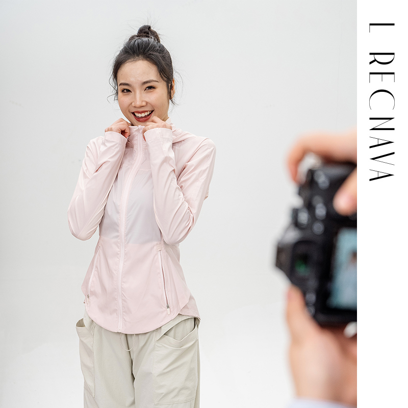 L RECNAVA UPF50+轻薄原纱凉感防晒衣 腋下带透气孔 下摆弧形修身显瘦 隐藏拉链口袋 连帽帽子可收纳