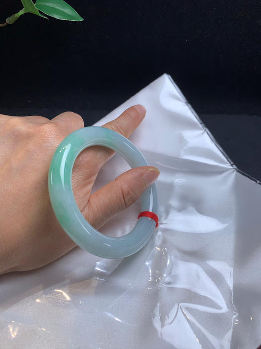 612483，54.8 甜绿底圆条手镯，条形好，整体很秀气干净，带一截甜绿色 商品图5