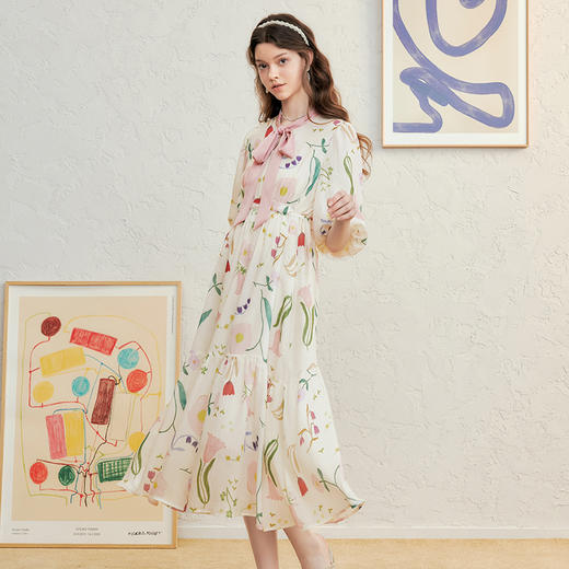 两三事 梦寐花园 2025春季新款法式印花绑带领泡泡袖a字连衣裙 商品图1