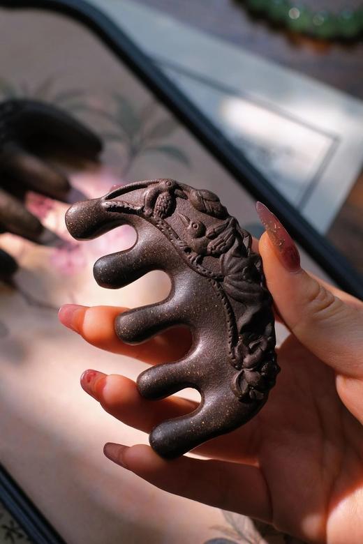 非遗大师手作❗️【非遗古法何首乌合香梳】非遗传承人曾建全老师亲自合香~模拟人手指压设计，圆头梳齿，保护头皮✅一梳多用，头部+颈肩+四肢+关节梳通按摩刮痧！ 商品图0