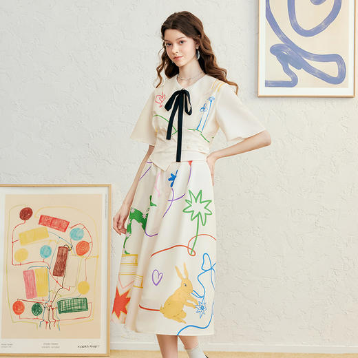 两三事 魔法绘笔 2025春季新款文艺风手绘印花腰封系带连衣裙 商品图3