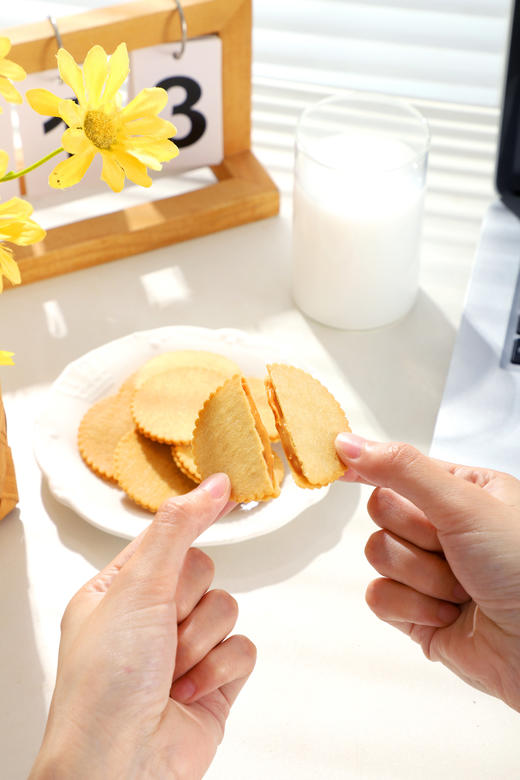 🌻【叮咚熊花生酱夹心饼干】 它！来！啦！！ 😍好吃的安佳黄油马铃薯饼 × 💜浓郁花生酱夹心饼干，没有之一！！ ✅双重酥脆，匠心工艺~ 商品图6