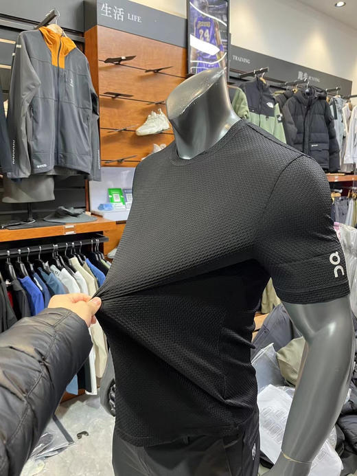 原单正品昂跑最新款夏季冰丝速干竹节网眼三色短袖T恤
高弹力 轻盈柔软更亲肤
颜色：灰色 黑色 橄榄绿
尺码：M L XL XXL 商品图7