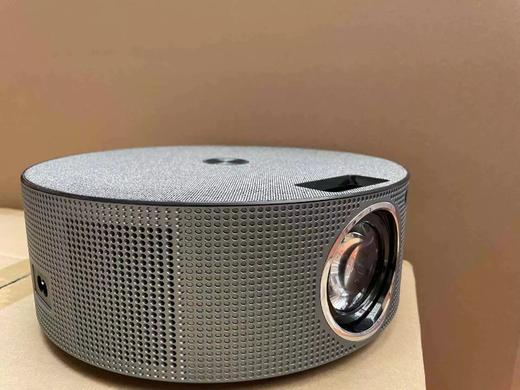 送80寸抗光折叠幕布【小空间！大“视”界】微影Q10Pro投影仪，AI智能声控，1080P画质，懂你的投影。办公家庭必备，快对焦，立体音效环绕。想听想看什么直接说出来，一句话的事儿！ 商品图6