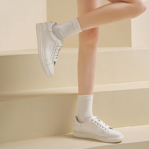 Safiya/索菲娅2025春夏轻便真皮圆头百搭休闲学院平底小白鞋 SFD1112166 商品图9