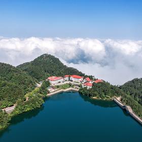 江西庐山莲花台花园度假酒店￥1299起/单人6晚旅居，2人起订，住庐山山上，三面环山、一面临湖、山石林湖相融！