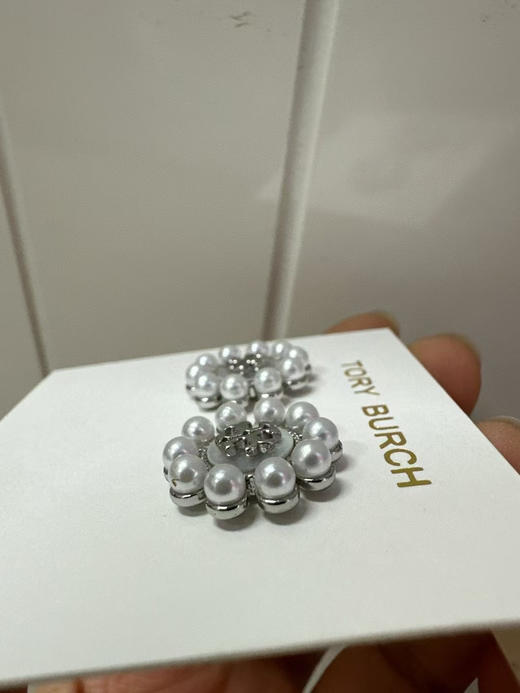 外贸原单 Tory Burch珍珠贝母耳钉，将优雅与时尚完美融合。颜色:金色/银色
材质:黄铜镀金➕天然贝母➕施家小米珠
简易包装 商品图12