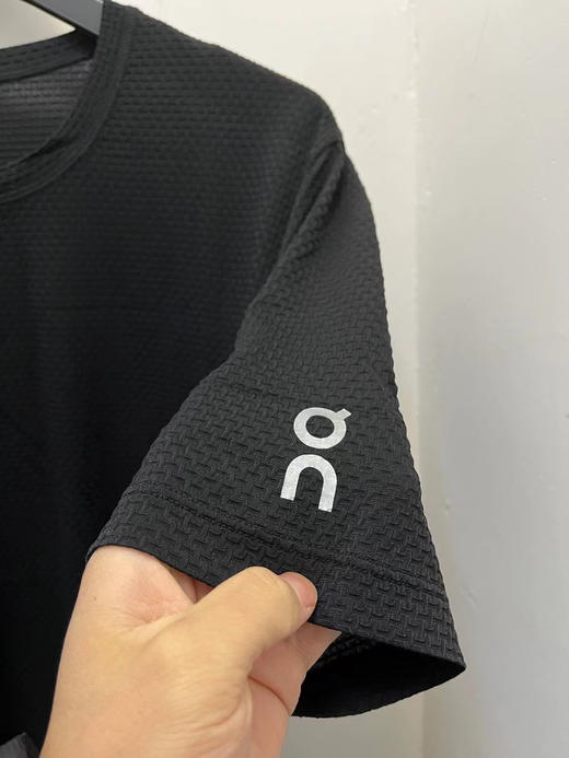 原单正品昂跑最新款夏季冰丝速干竹节网眼三色短袖T恤
高弹力 轻盈柔软更亲肤
颜色：灰色 黑色 橄榄绿
尺码：M L XL XXL 商品图8