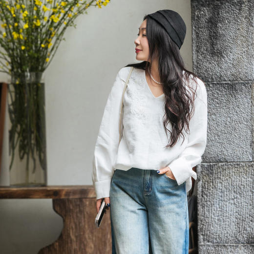 【林栖设计小店】优雅绣花衬衣手工串珠简约V领2025春夏新品长袖上衣女1952113 商品图0