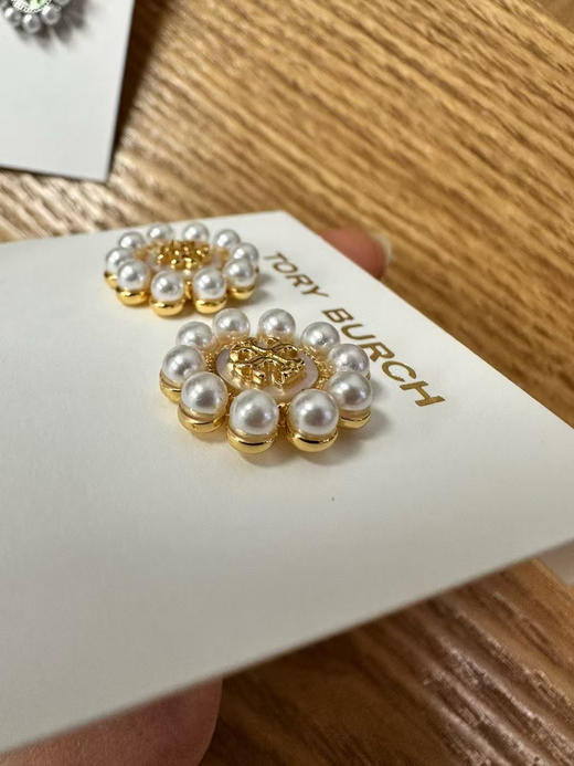 外贸原单 Tory Burch珍珠贝母耳钉，将优雅与时尚完美融合。颜色:金色/银色
材质:黄铜镀金➕天然贝母➕施家小米珠
简易包装 商品图9