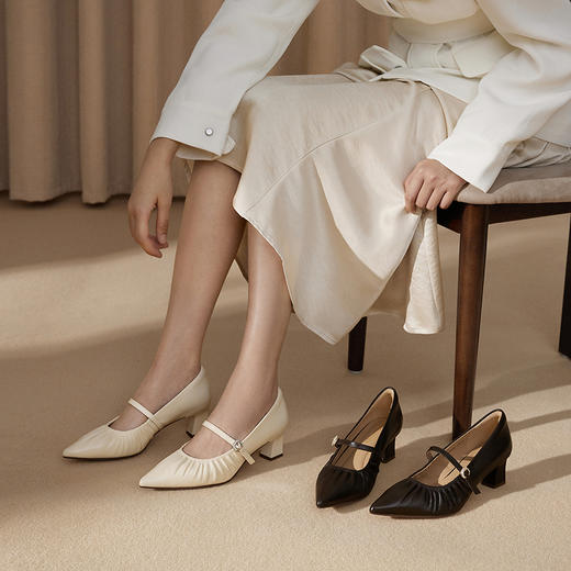 千百度CºBANNER2025新款褶皱粗高跟鞋A25184506 商品图0