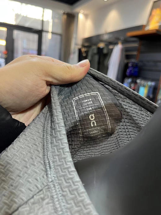 原单正品昂跑最新款夏季冰丝速干竹节网眼三色短袖T恤
高弹力 轻盈柔软更亲肤
颜色：灰色 黑色 橄榄绿
尺码：M L XL XXL 商品图5