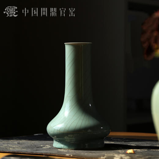 问鼎官窑铁胎金标长颈瓶 商品图4