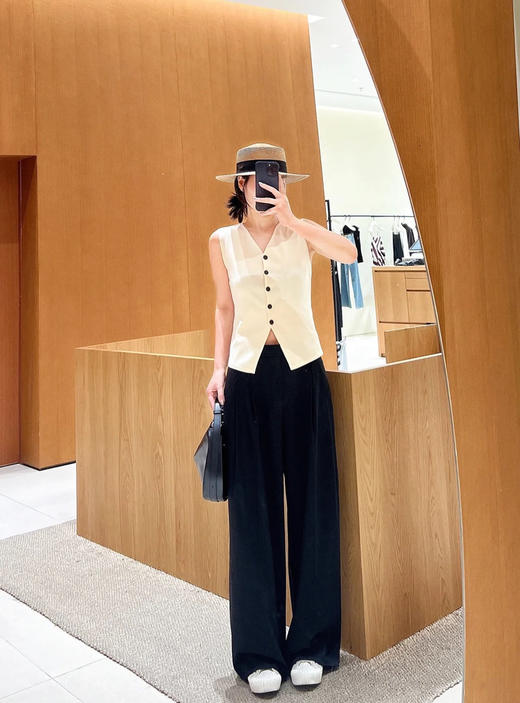 西装式修身V领针织开衫马甲 叠搭好伙伴 铜氨纤维混纺面料 舒适透气且回弹性强 针织马甲版型 垂感出色 四边包边工艺 精致利落 商品图3