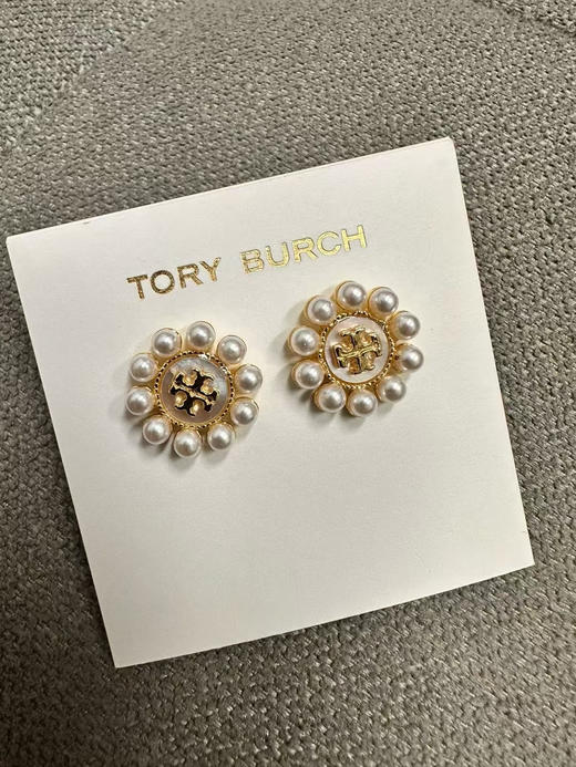 外贸原单 Tory Burch珍珠贝母耳钉，将优雅与时尚完美融合。颜色:金色/银色
材质:黄铜镀金➕天然贝母➕施家小米珠
简易包装 商品图6