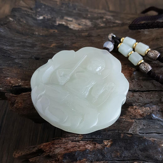 【天然正品】天然青海料细腻油润度佳无纹裂坐莲持剑菩萨平安无事牌和田玉吊坠55.4*51.4*6.8MM（皆取最大值）中性款现售价：1080特价！160325NJM31 商品图4