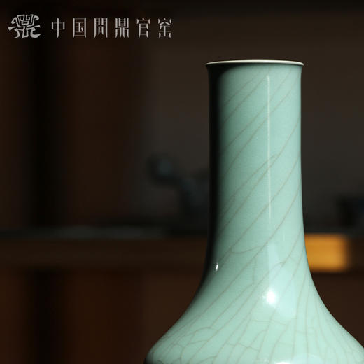 问鼎官窑铁胎金标长颈瓶 商品图1