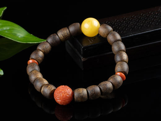 XY0129沉香老型珠蜜蜡南红回纹珠十八子手串 商品图3