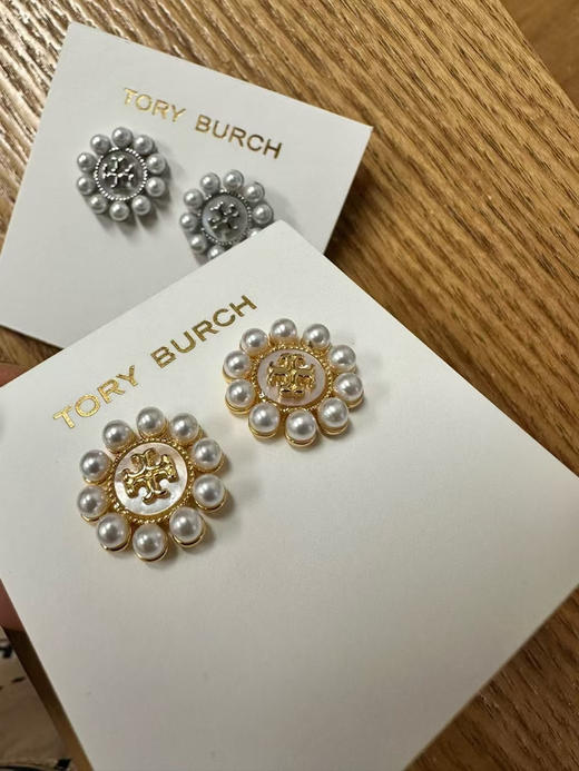 外贸原单 Tory Burch珍珠贝母耳钉，将优雅与时尚完美融合。颜色:金色/银色
材质:黄铜镀金➕天然贝母➕施家小米珠
简易包装 商品图2