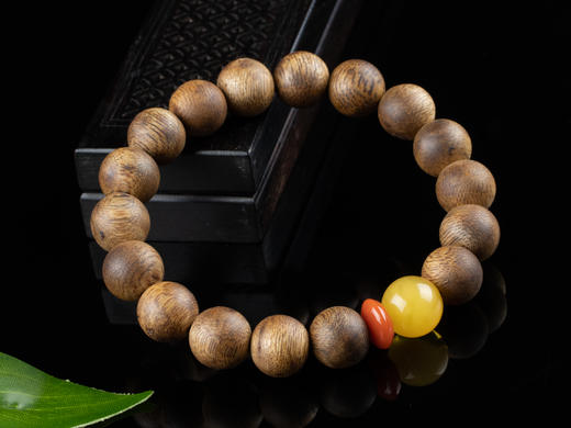 XY0124沉香蜜蜡南红小隔片手串 商品图2