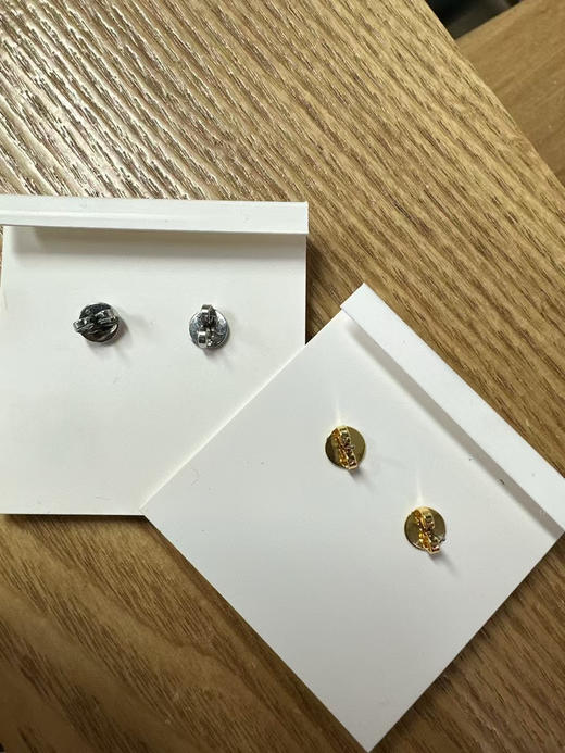 外贸原单 Tory Burch珍珠贝母耳钉，将优雅与时尚完美融合。颜色:金色/银色
材质:黄铜镀金➕天然贝母➕施家小米珠
简易包装 商品图5