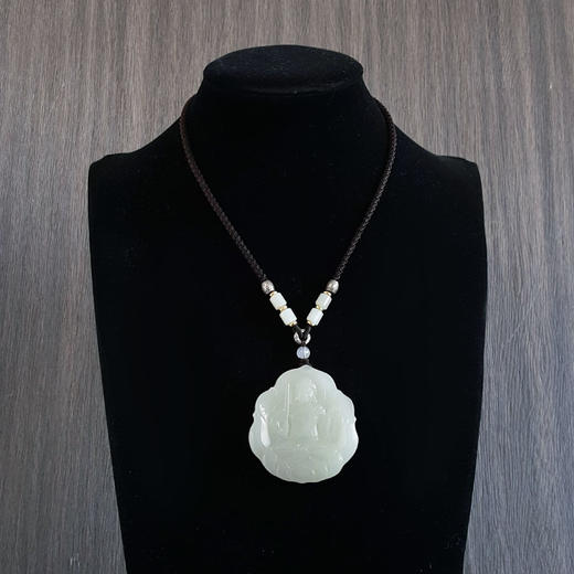 【天然正品】天然青海料细腻油润度佳无纹裂坐莲持剑菩萨平安无事牌和田玉吊坠55.4*51.4*6.8MM（皆取最大值）中性款现售价：1080特价！160325NJM31 商品图8