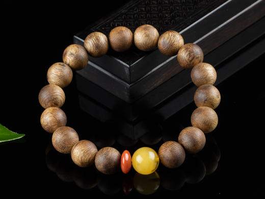 XY0124沉香蜜蜡南红小隔片手串 商品图1