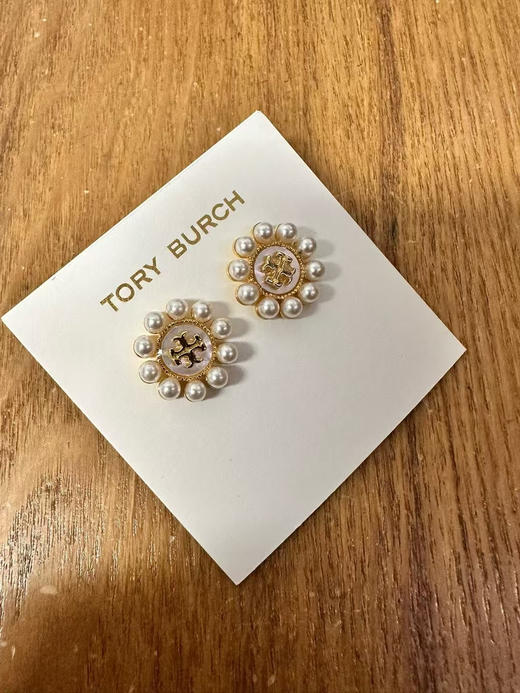 外贸原单 Tory Burch珍珠贝母耳钉，将优雅与时尚完美融合。颜色:金色/银色
材质:黄铜镀金➕天然贝母➕施家小米珠
简易包装 商品图8