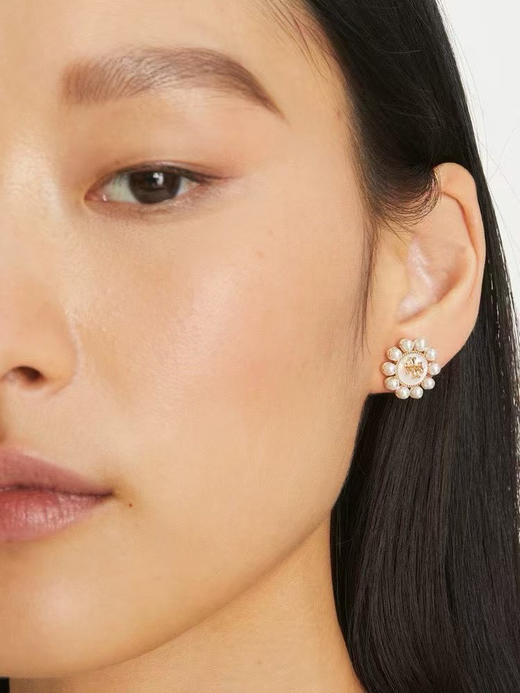 外贸原单 Tory Burch珍珠贝母耳钉，将优雅与时尚完美融合。颜色:金色/银色
材质:黄铜镀金➕天然贝母➕施家小米珠
简易包装 商品图13