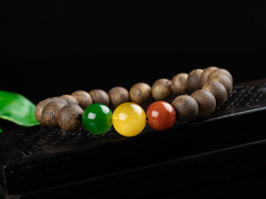 XY0139沉香+南红蜜蜡碧玉吉祥三宝手串 商品图4