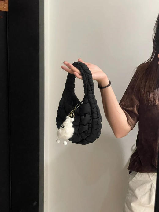 绗缝纹理拉链式指尖云朵包 解锁穿搭新美学 拿捏高级氛围感 细腻面料 mini小包迷你廓形 绗缝艺术的立体叙事 很有层次感 商品图3