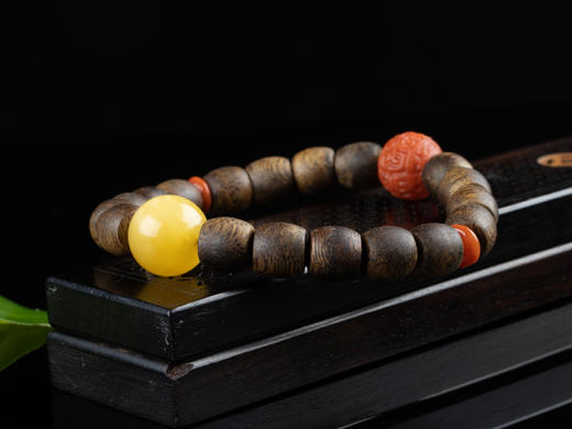 XY0129沉香老型珠蜜蜡南红回纹珠十八子手串 商品图6