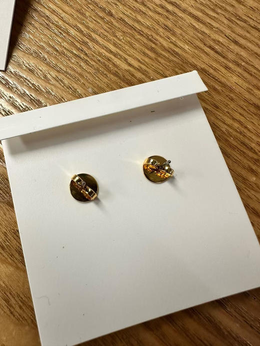 外贸原单 Tory Burch珍珠贝母耳钉，将优雅与时尚完美融合。颜色:金色/银色
材质:黄铜镀金➕天然贝母➕施家小米珠
简易包装 商品图10