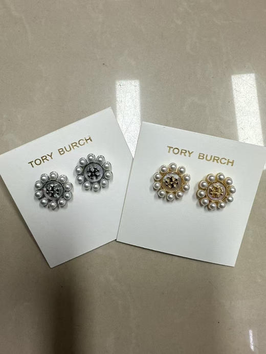 外贸原单 Tory Burch珍珠贝母耳钉，将优雅与时尚完美融合。颜色:金色/银色
材质:黄铜镀金➕天然贝母➕施家小米珠
简易包装 商品图4