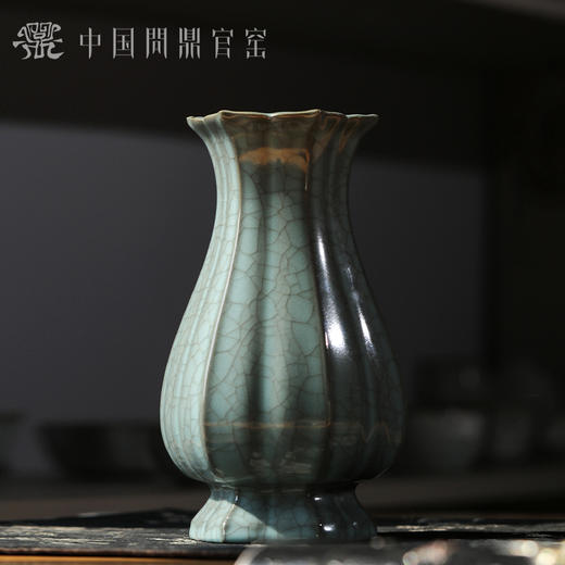 问鼎官窑铁胎金标如意瓶 商品图3