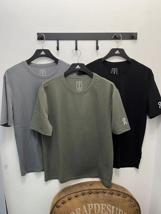 原单正品昂跑最新款夏季冰丝速干竹节网眼三色短袖T恤
高弹力 轻盈柔软更亲肤
颜色：灰色 黑色 橄榄绿
尺码：M L XL XXL 商品图1